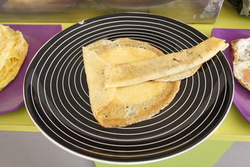 Crepe en el plato. Desayuno típico. Crepe para desayunar.