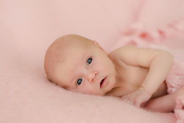 Neugeborenes Baby schaut wach und mit grossen Augen