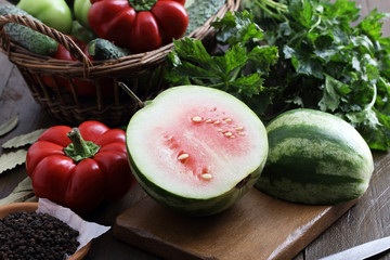 primo piano anguria tagliata sfondo verdure ed ortaggi 