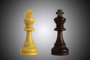 Scacchi fotografati isolati su fondo a tinta unita