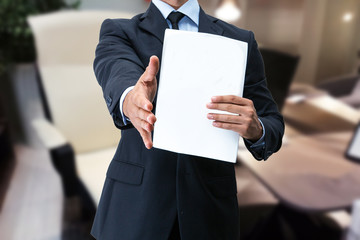 stretta di mano per assunzione di lavoro con contratto