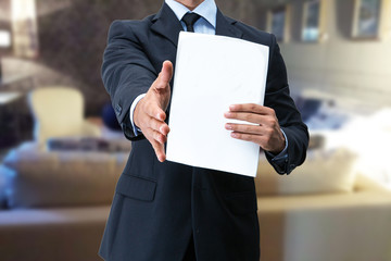 stretta di mano per assunzione di lavoro con contratto
