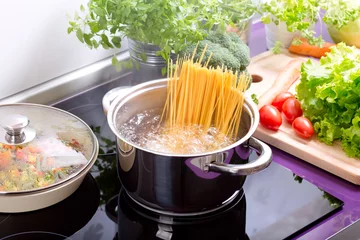 Küchenrückwand glas motiv pan of boiling water with spaghetti on the cooker © Nitr