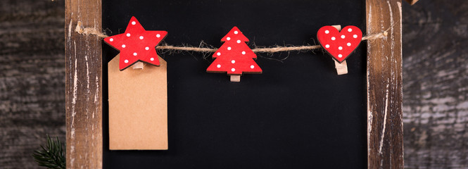 Schiefertafel in weihnachtlicher Optik mit Hinweisschild