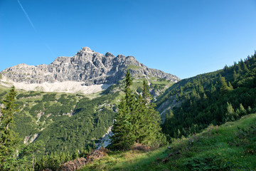 Fototapeta na wymiar Hochvogel Mountain near Hinterhornbach in Austria