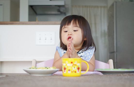 子供　いただきます　ごちそうさま