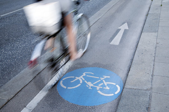 Fototapeta Cyclist on Bike Lane, Vienna