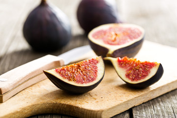 sliced fresh figs