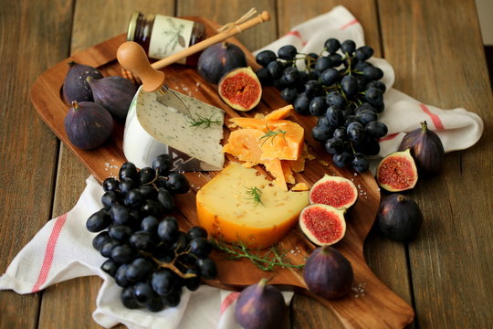 Натюрморт с виноградом, инжиром и сыром