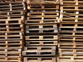 Gestapelte Europaletten aus Holz auf einem Fabrikgelände im Gewerbegebiet auf der Gummiinsel bei...