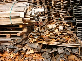 Holzlager mit Latten und Paletten aus Holz auf einem Fabrikgelände im Gewerbegebiet bei...