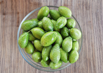 Ciotola con olive verdi appena raccolte