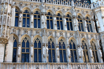 Fototapeta na wymiar Bruxelles, Grand-Place, hôtel de ville, fenêtres, statues
