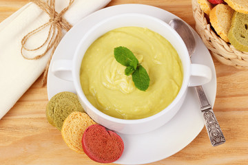 Vegetable cream soup with broccoli, green beans, mint and bread