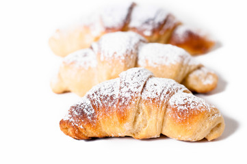 deliziosi cornetti casalinghi su sfondo bianco