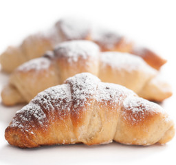 deliziosi cornetti casalinghi su sfondo bianco