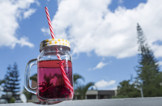 Agua de flor de Jamaica en un frasco