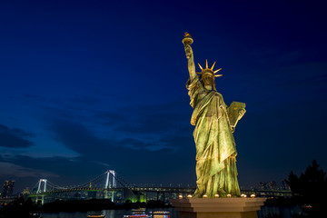 Fototapeta premium Wschód słońca w Zatoce Tokijskiej w Rainbow Bridge, Tokio, Japonia.