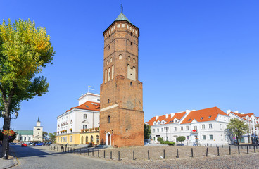 Obraz premium The old town of Pultusk on the Narew - a view of the market and the renaissance town hall ( XVI century) with the gothic tower 