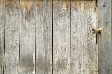 Puerta de madera rústica con seguro