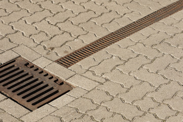 Oberflächenentwässerung - Gulli u Drainagerinne in Betonpflaster