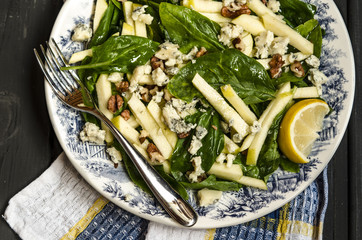 Salad from Jamie Oliver apples with spinach blue cheese and walnuts   