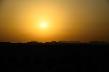 schattierungen berge bei sonnenuntergang