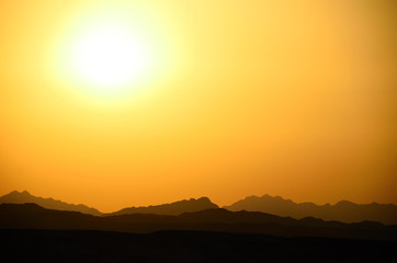 schoene berge bei sonnenuntergang