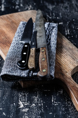 Vintage Messer auf Holzbrett