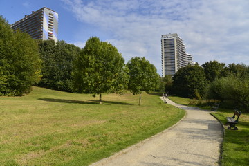 Endroit paisible près d'une cité d 'H.L.M.s et d'un blocs à appartements de haut standing au parc Scheutbos à Molembeek