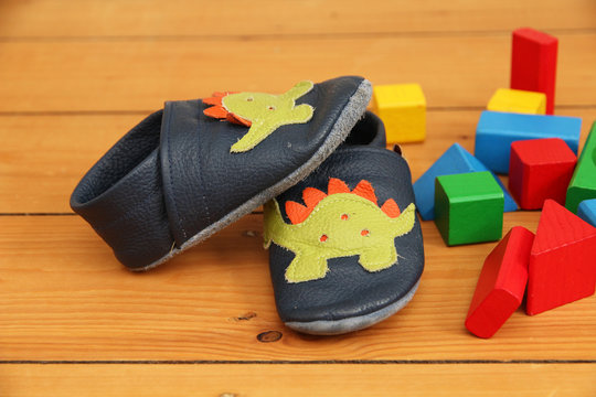 Puschen aus Leder mit Spielzeug