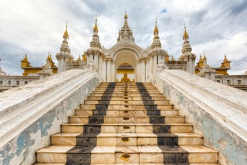 Fototapeta na wymiar Entrance of the Shwe Nan Daw temple in Mandalay