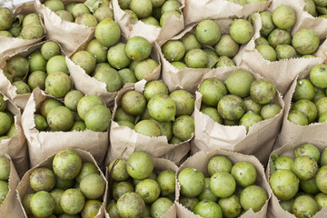 Mamoncillo rica fruta tropical en supermercado