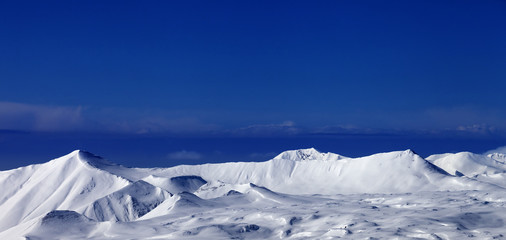 Fototapeta na wymiar Panoramic view of snowy plateau