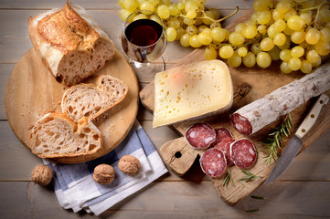 Snack rustique avec salami et fromage