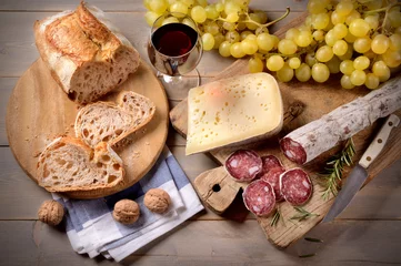 Foto auf Acrylglas Rustikaler Snack mit Salami und Käse © fabiomax