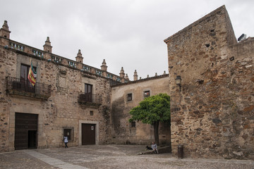 Paseo por las calles de la ciudad Medieval de C&aacute;ceres, Extremadura
