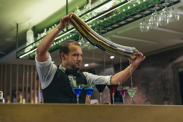 Obraz na płótnie Canvas Barman is making cocktail at night club
