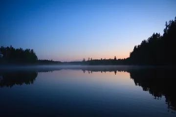 Selbstklebende Fototapete See / Teich Ruhige Seelandschaft in der Sommernacht