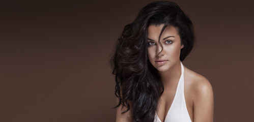 Naklejka premium Sensual brunette girl in studio.