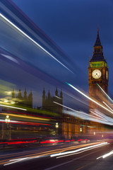 Fototapeta na wymiar Nachtverkehr fliegt vorbei am Big Ben in London