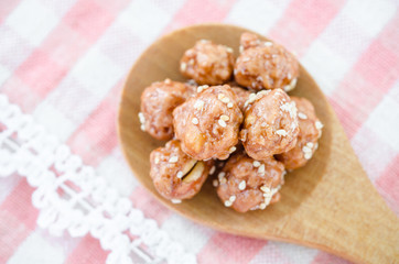 Honey roasted coated peanuts