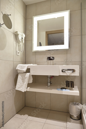 "Badezimmer mit Waschtisch und Spiegel" Stockfotos und lizenzfreie