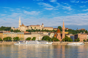 Naklejka premium Budapest city skyline and Fisherman's Bastion - Budapest - Hungary
