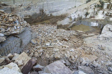 Wyrobisko kopalni odkrywkowej granitu