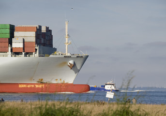 Einlauf in den Hafen Cuxhaven