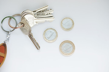 Ключи и монеты