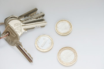 Ключи и монеты