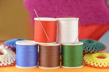 bobines de fil à coudre couleurs multiple