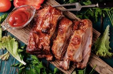 Delicious barbecued ribs seasoned with a spicy basting sauce